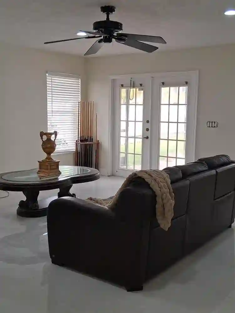 Private room/bath apt