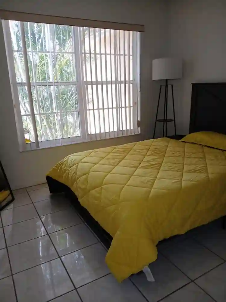 Private room/bath apt