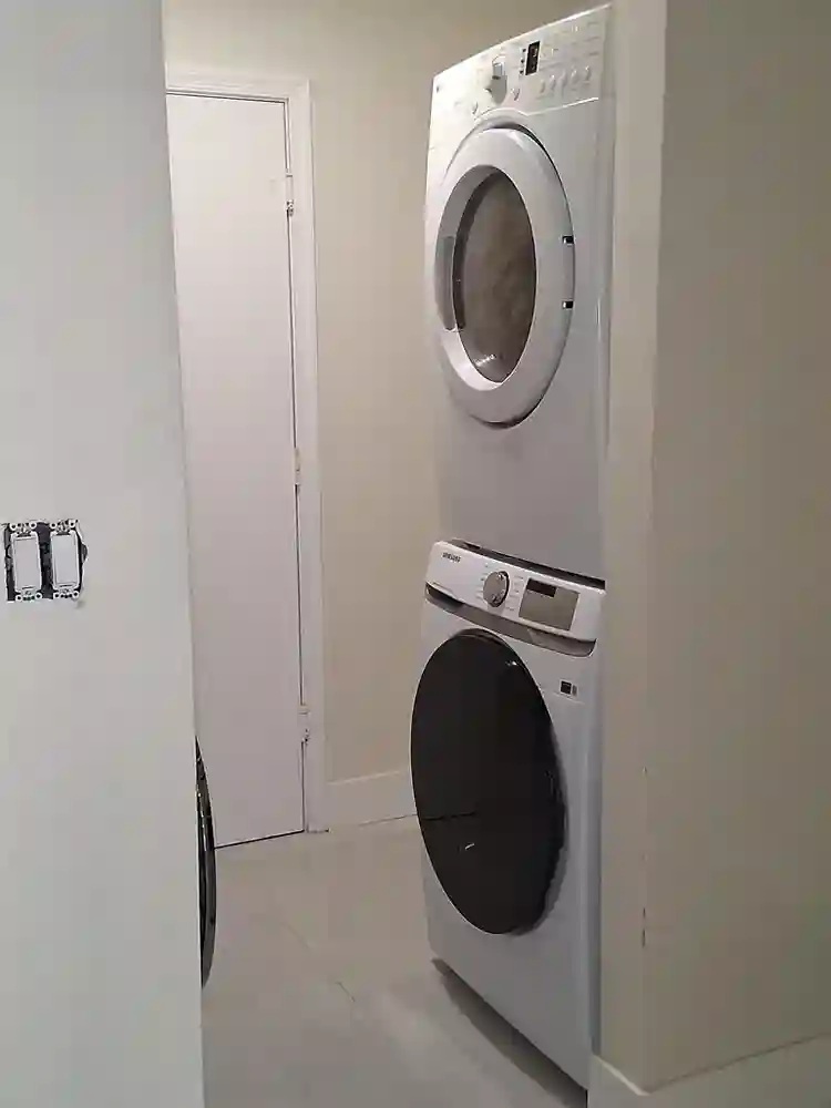 Private room/bath apt