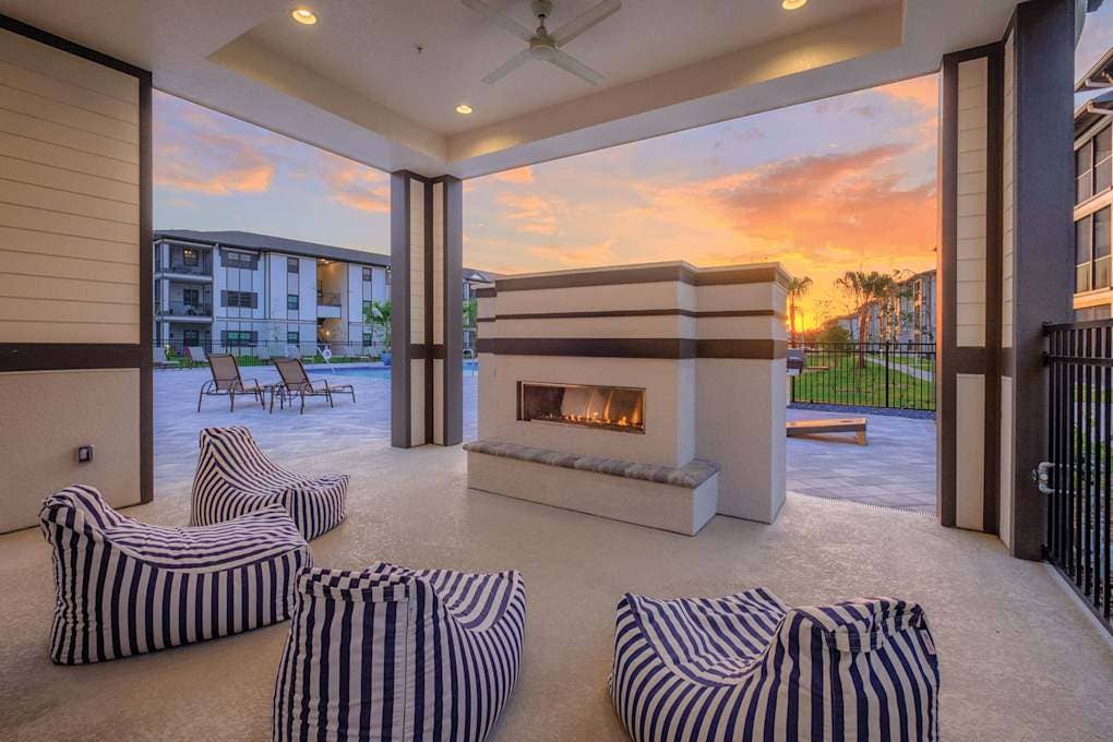 1st floor Room-Private Bath $