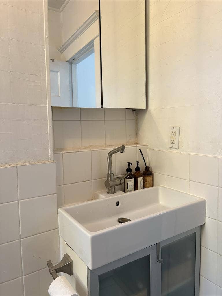 1 Private Bedroom Availablee