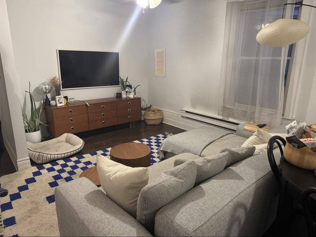 1 Private Bedroom Availablee