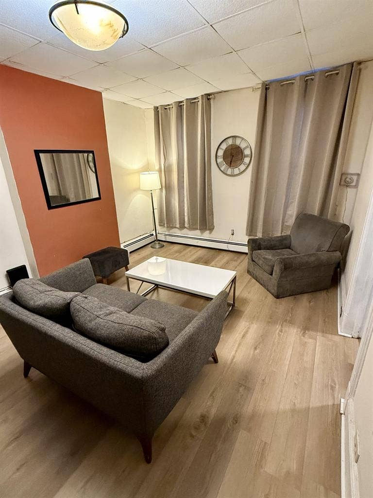 1Block From Blvd East mins To NYC