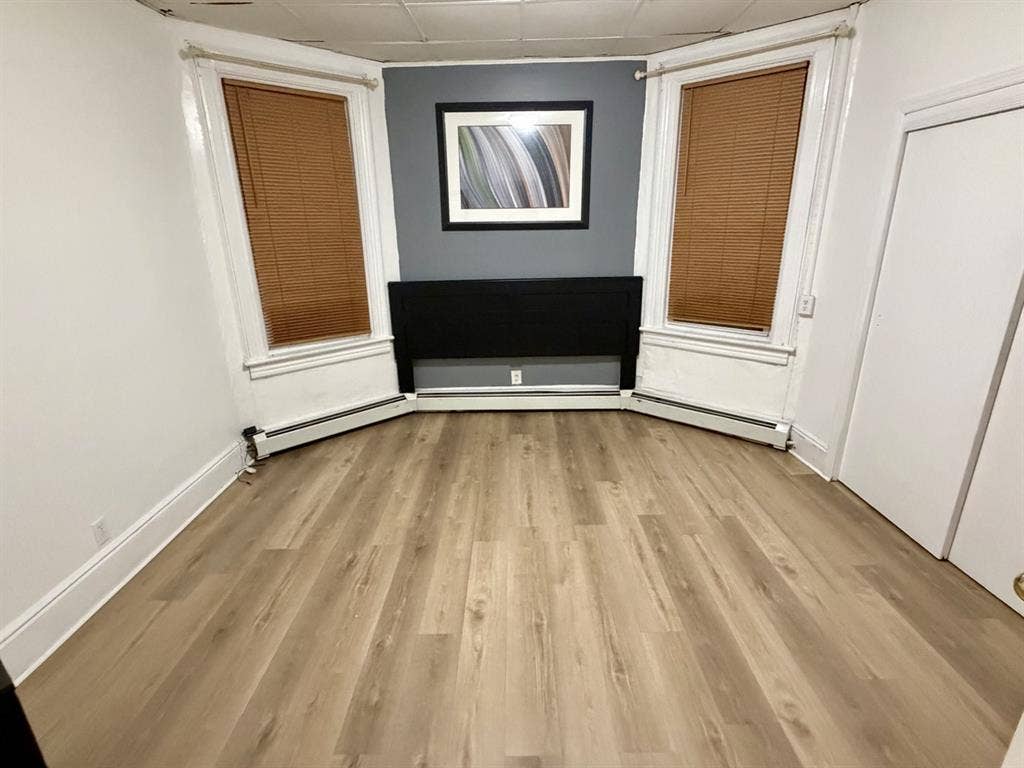 1Block From Blvd East mins To NYC