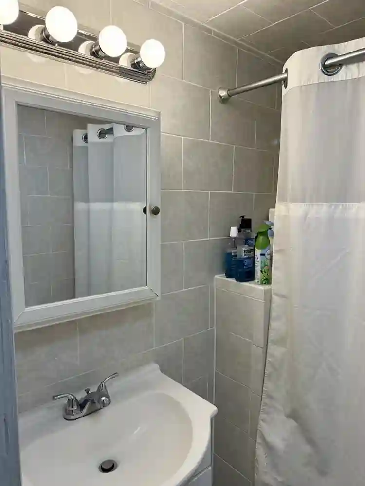 1Block From Blvd East mins To NYC