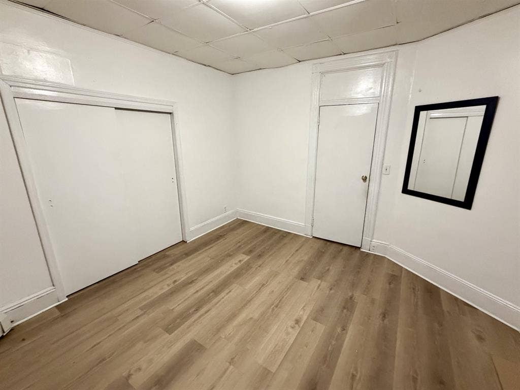 1Block From Blvd East mins To NYC