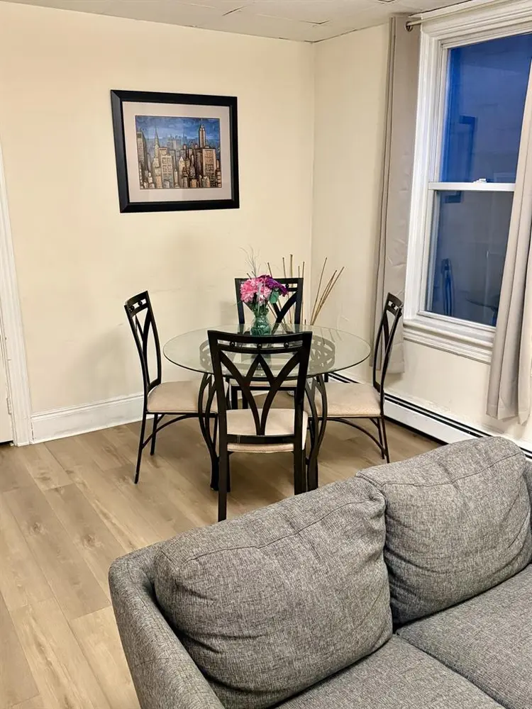 1Block From Blvd East mins To NYC