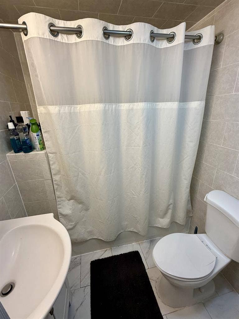 1Block From Blvd East mins To NYC