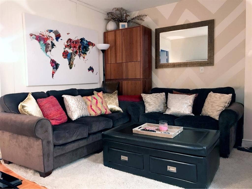 FEMALE ROOMIE WANTED!