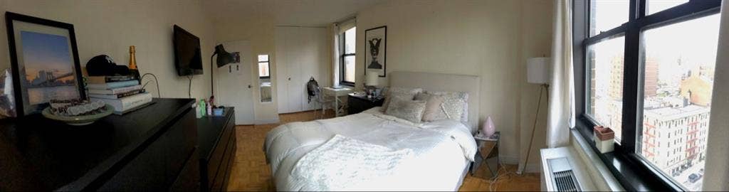 FEMALE ROOMIE WANTED!