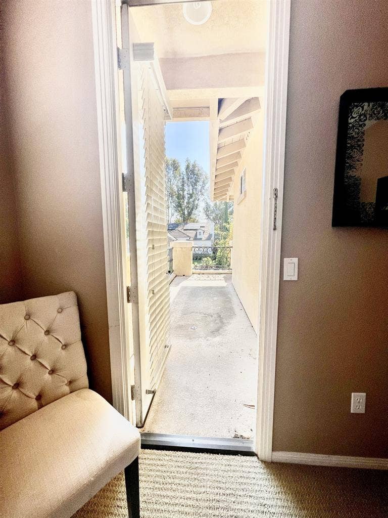 Furnished Room w/ balcony &  pool