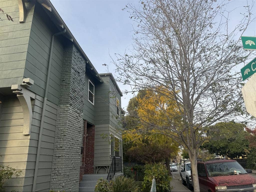 West Oakland Room Available