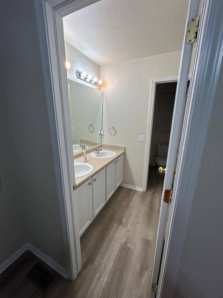 Room & bathroom for rent.