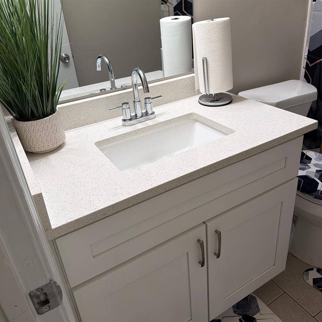 Large bedroom w/private bathroom