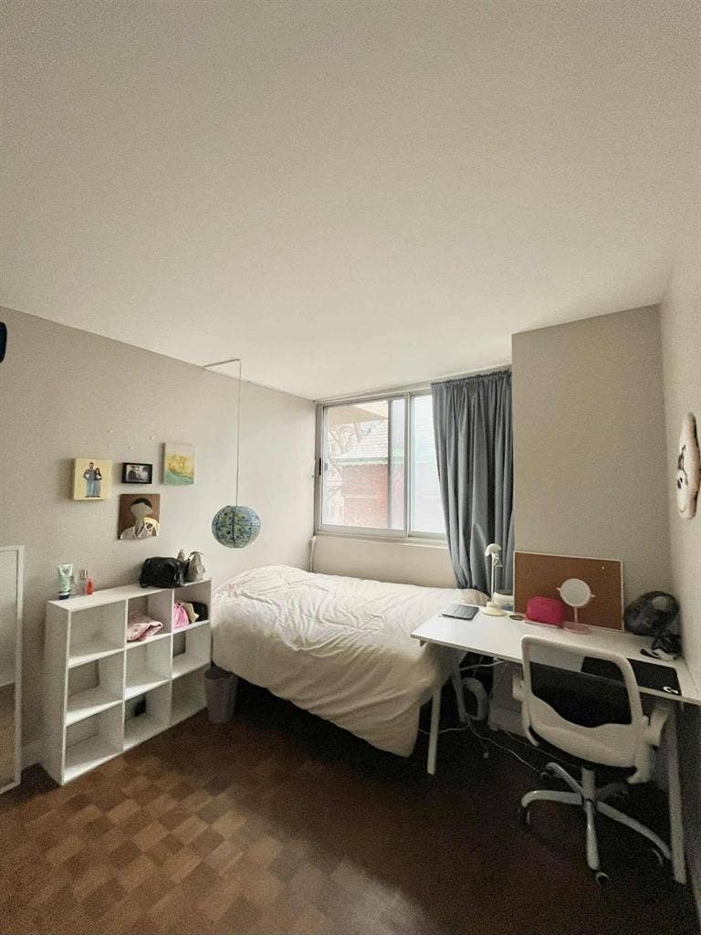 Looking for a female roommatee