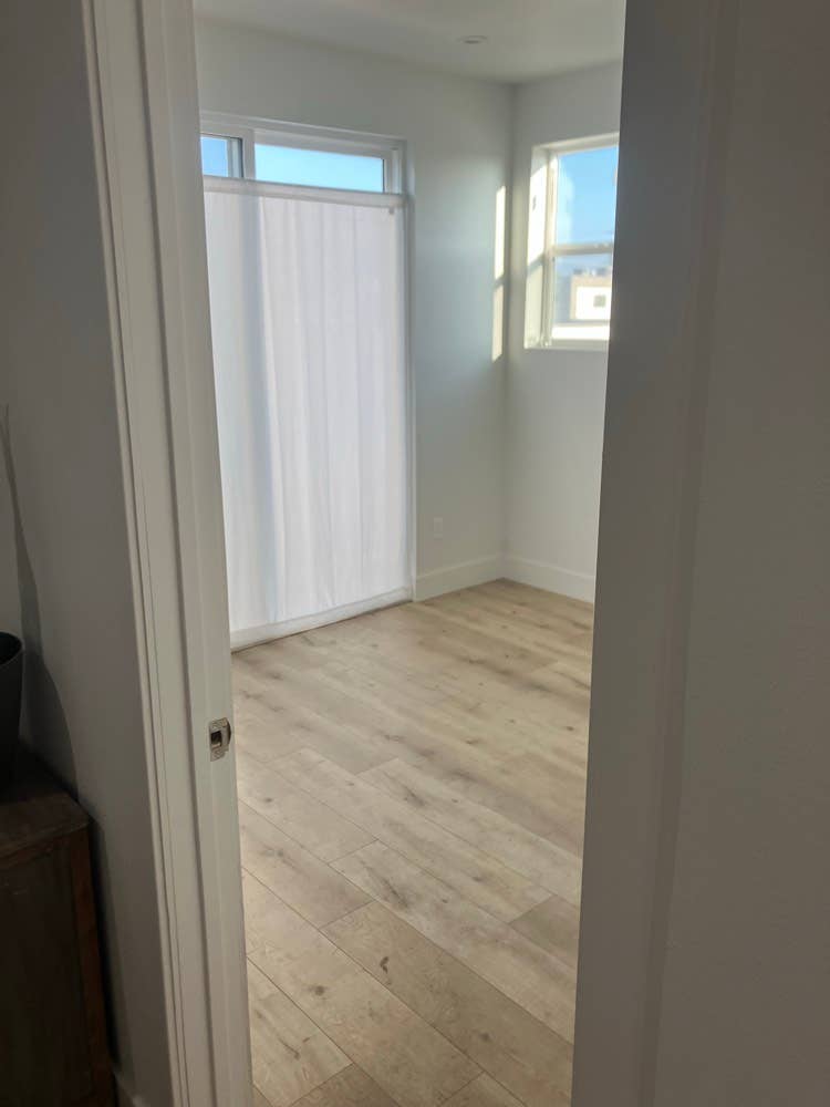 Bachelor style bedrooms for rent