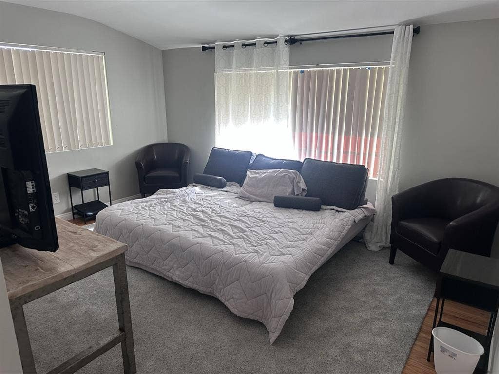 Master room w/ private bathroom