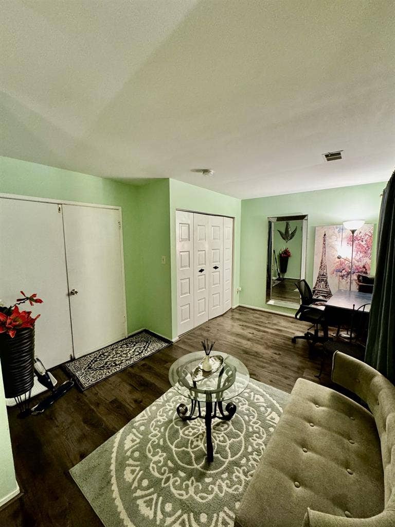 Spacious, nicely decorated MASTER