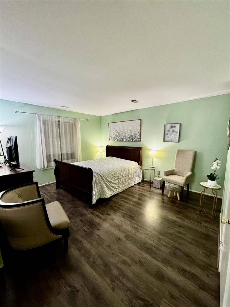 Spacious, nicely decorated MASTER