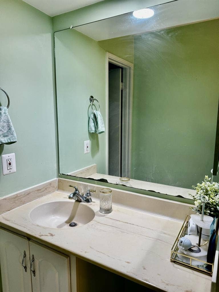 Spacious, nicely decorated MASTER