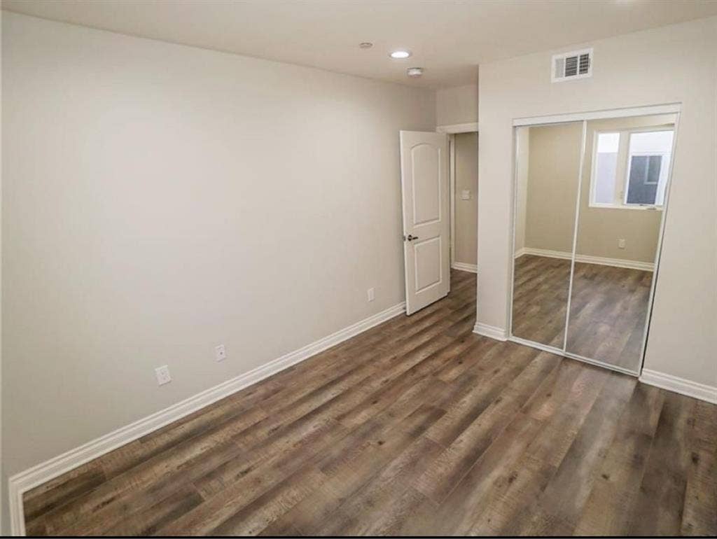 Temp Room for Rent in
K-town