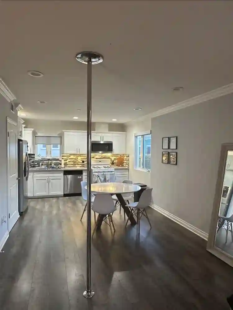 Temp Room for Rent in
K-town