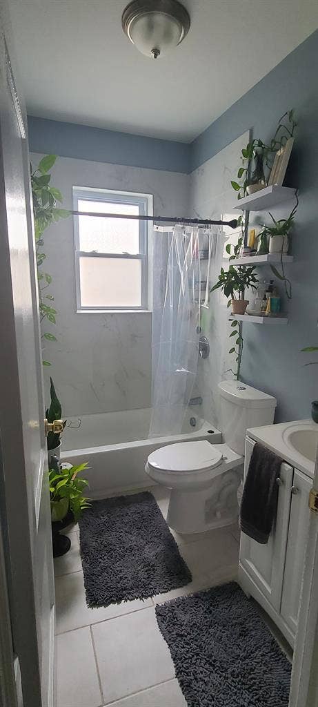 Large furnished room (utl included)