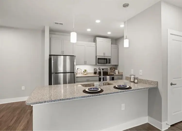 bath.
Female Roommate