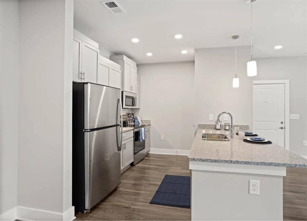 bath.       
Female Roommate