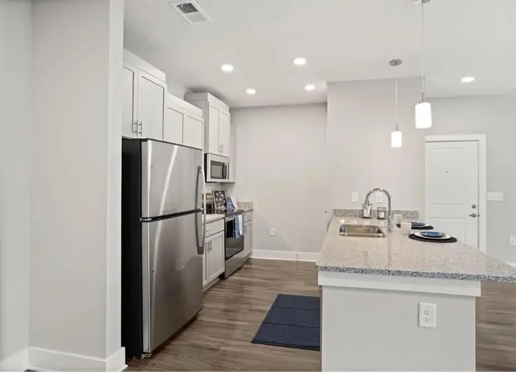 bath.
Female Roommate