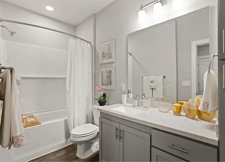 bath.
Female Roommate