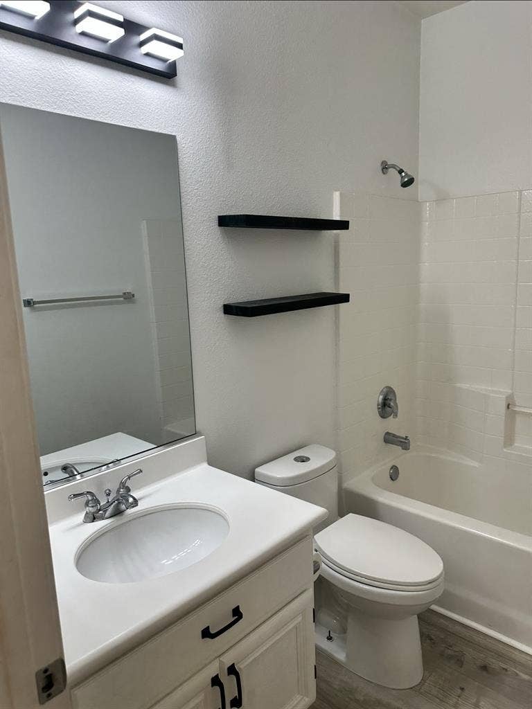 Room with shared bath in Murrieta