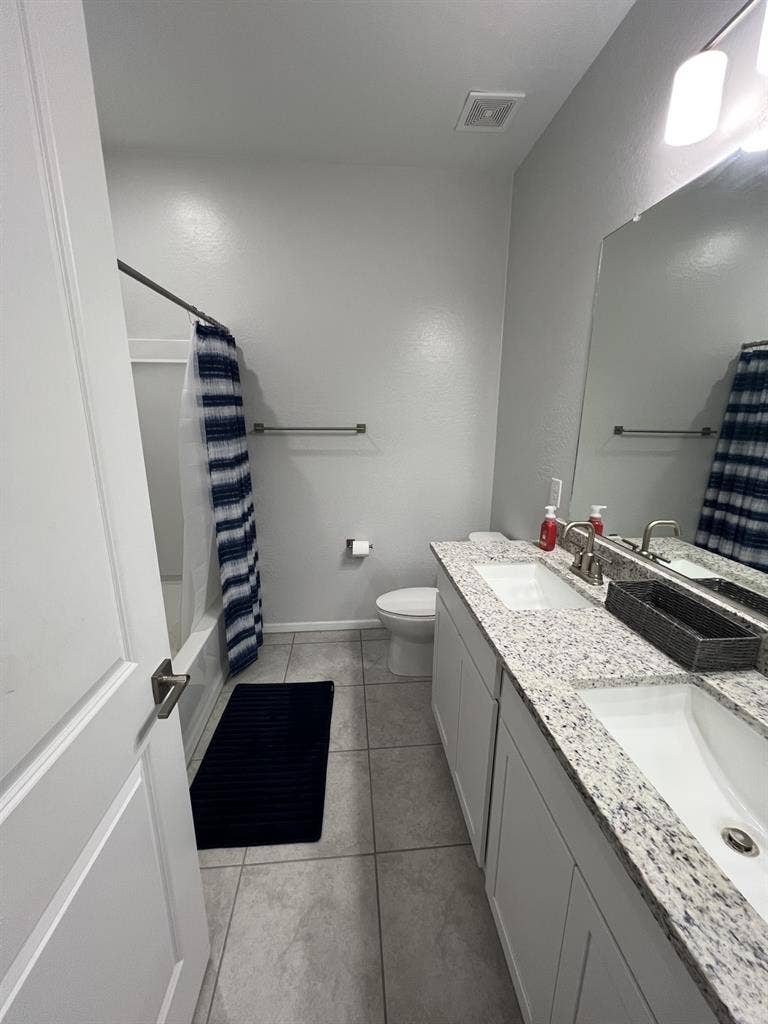 Looking for Roommate in Surprise!