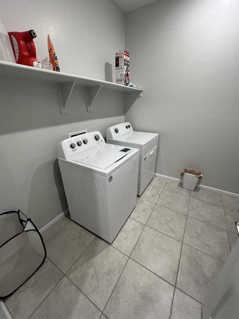 Looking for Roommate in Surprise!