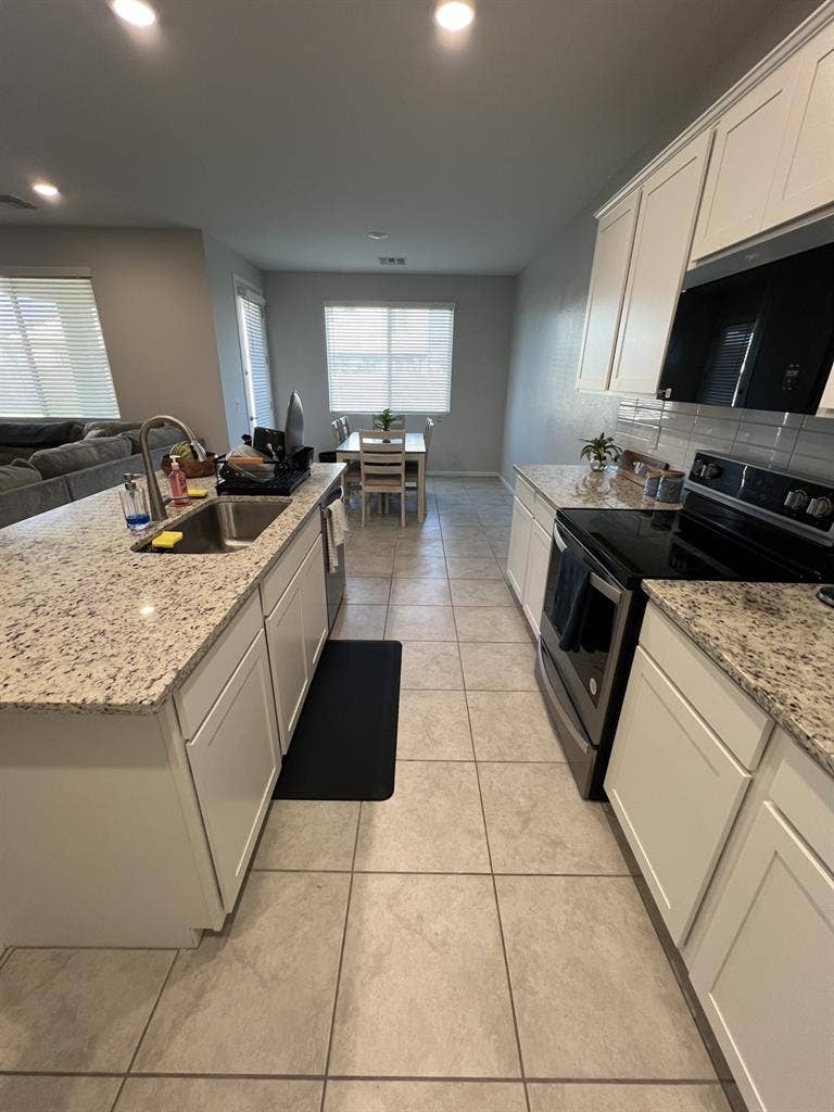 Looking for Roommate in Surprise!