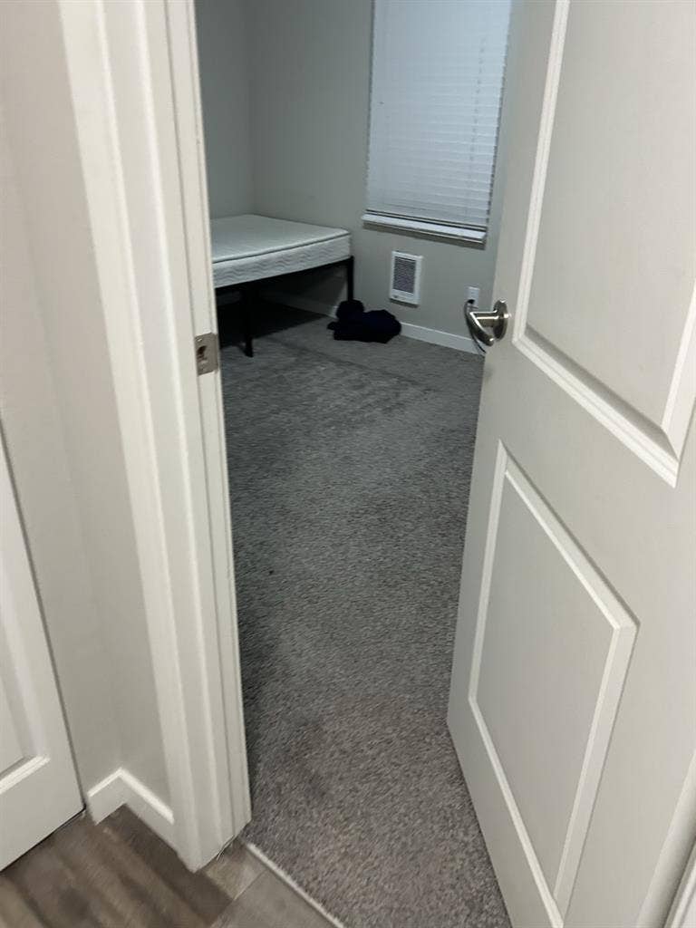 Looking for roomate