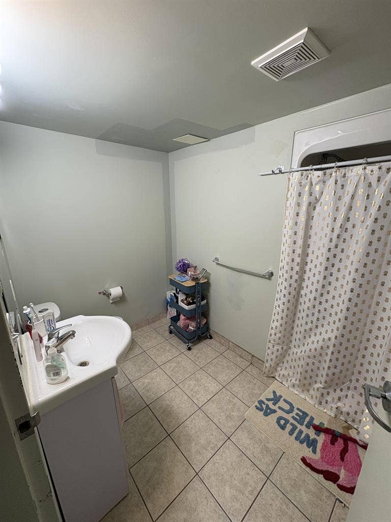 WATERLOO FEMALE SUBLET!