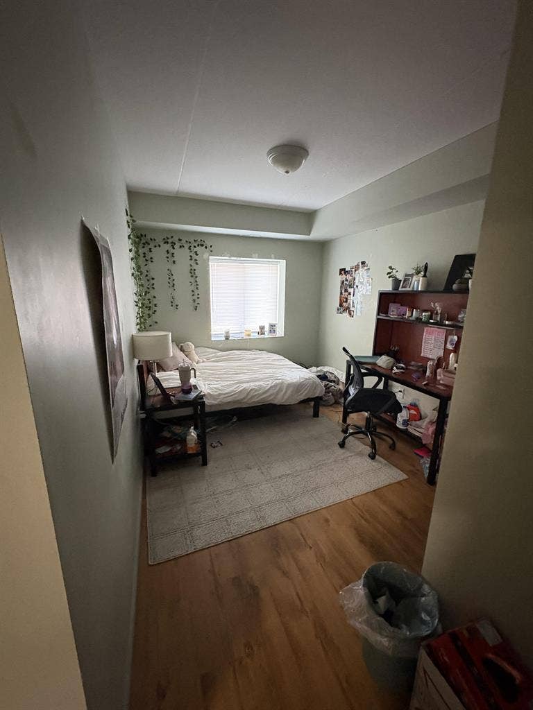 WATERLOO FEMALE SUBLET!