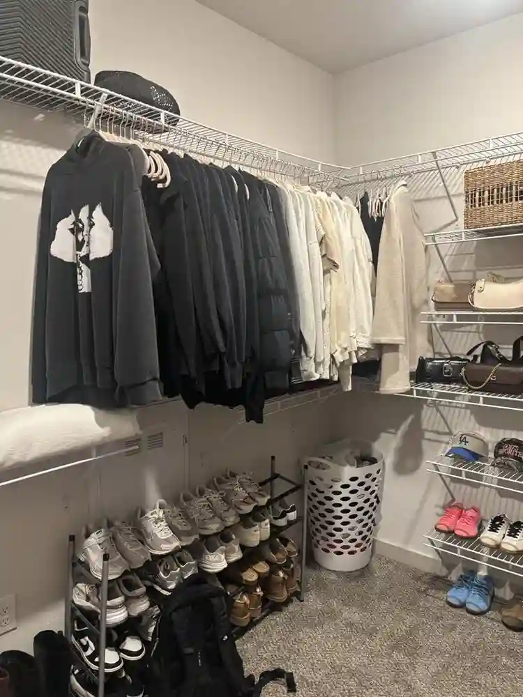 Private room w/bath and closet!