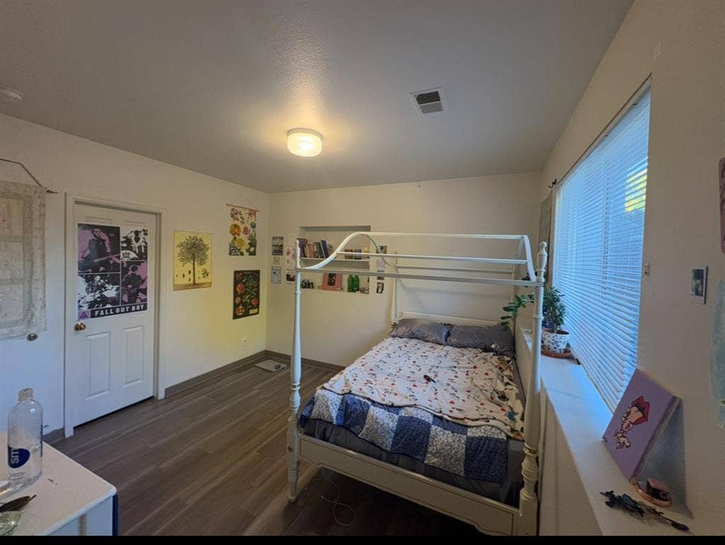 Looking for girl roommate!