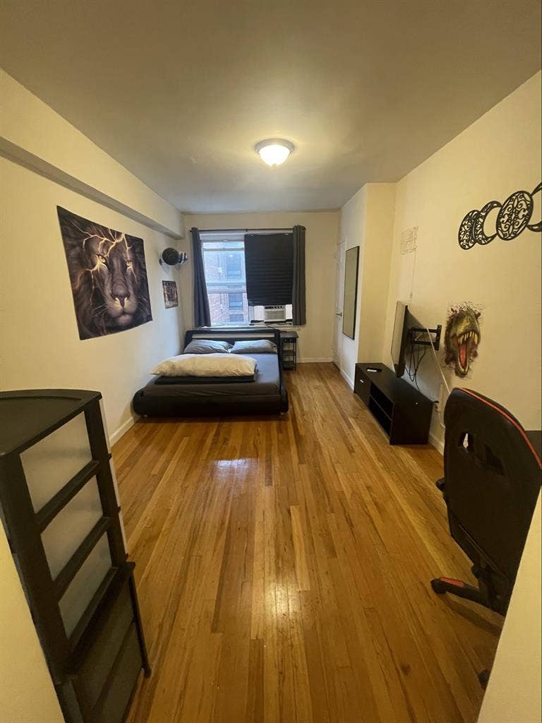Queens apartment 
room for rent