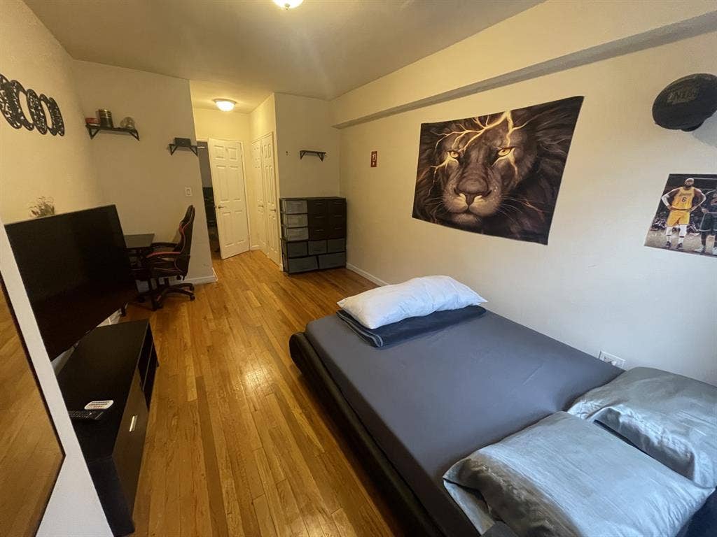 Queens apartment 
room for rent