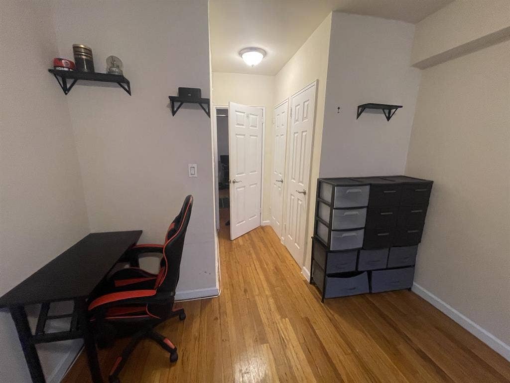 Queens apartment 
room for rent