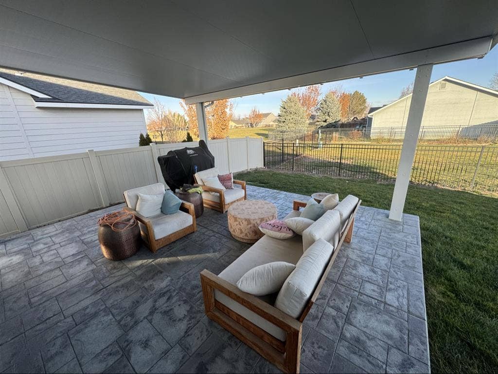 Room in Kuna. Available Jan 1st