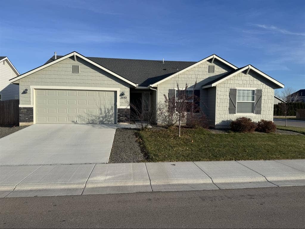 Room in Kuna. Available Jan 1st