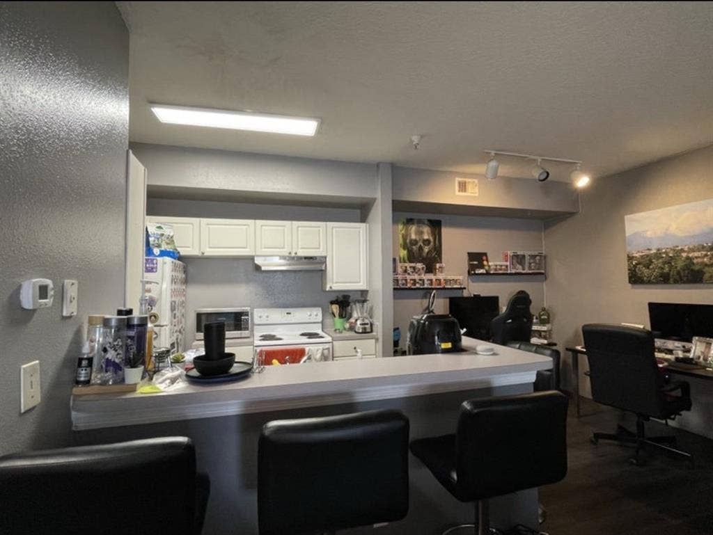 Furnished room in Metrowest (JUNE)