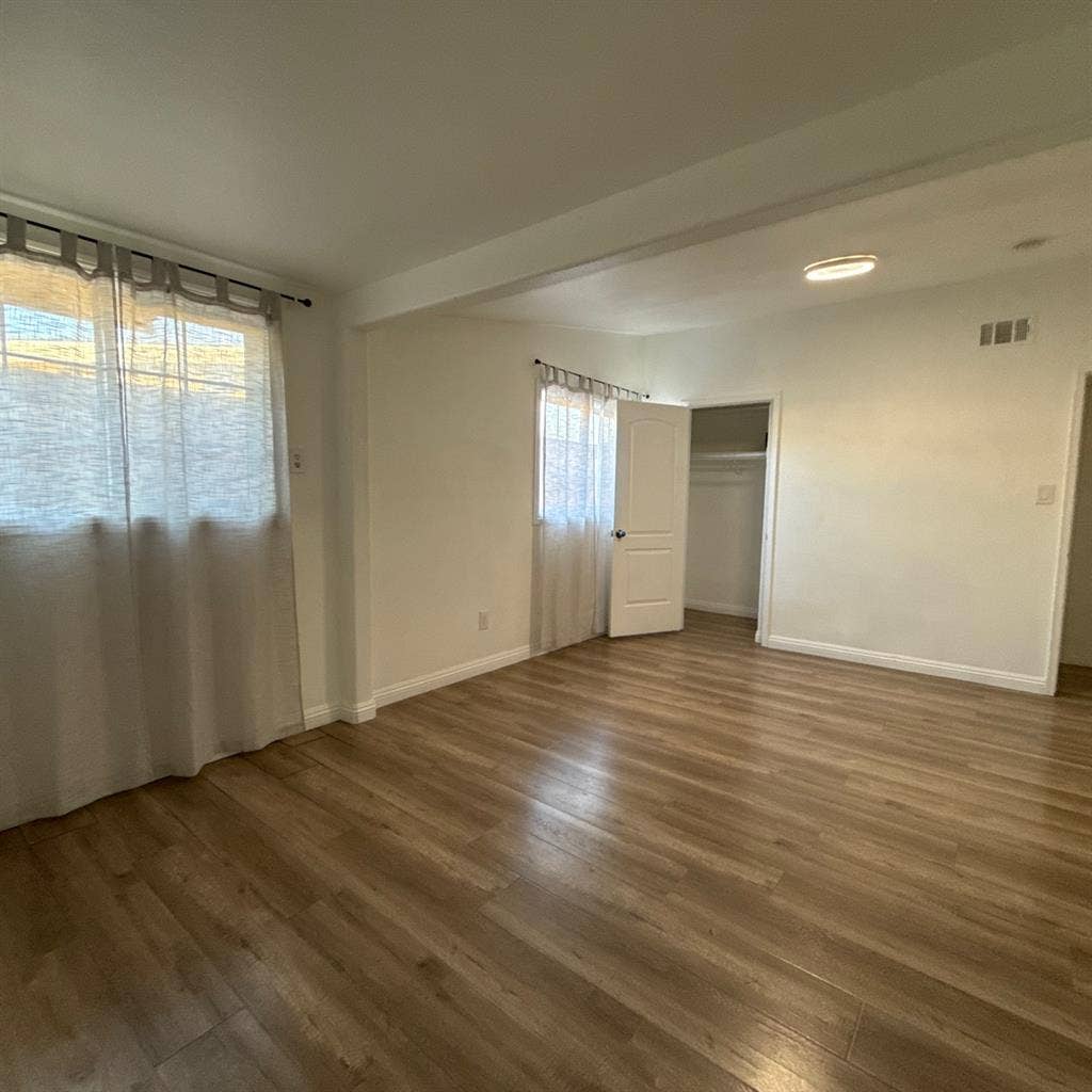 Room for rent available now