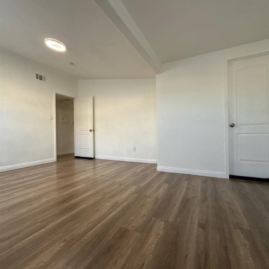 Room for rent available now