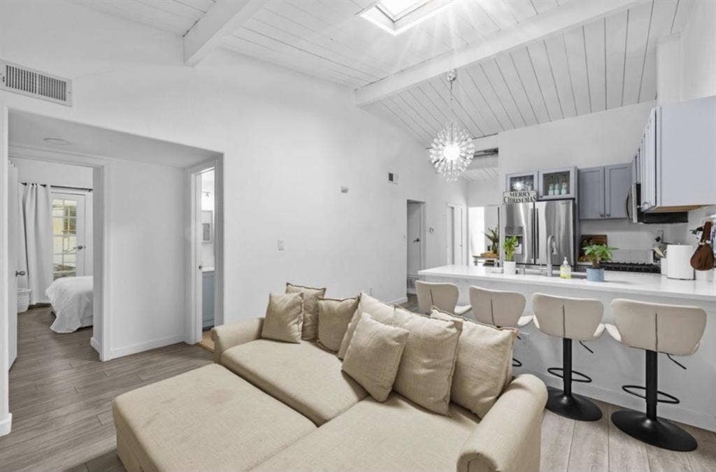 Spring-summer  subleaser needed