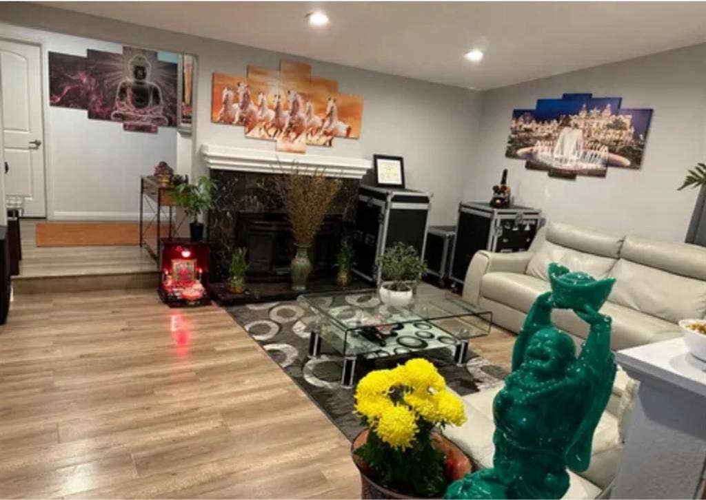 Room for rent available now